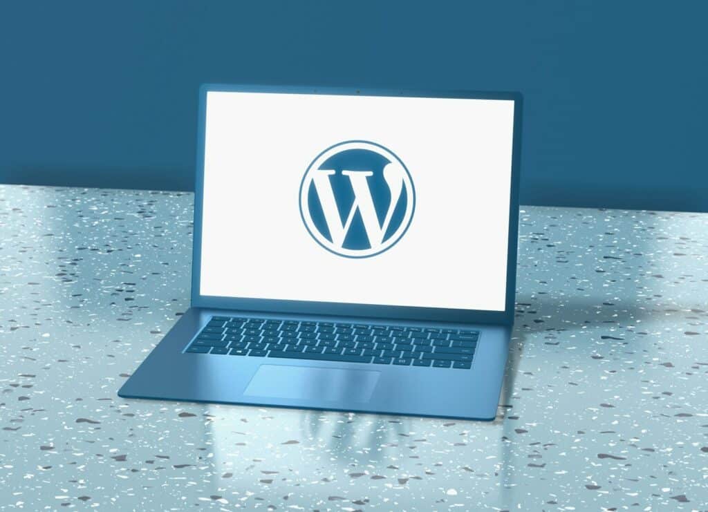 Sécurité WordPress : ordinateur portable affichant le logo WordPress