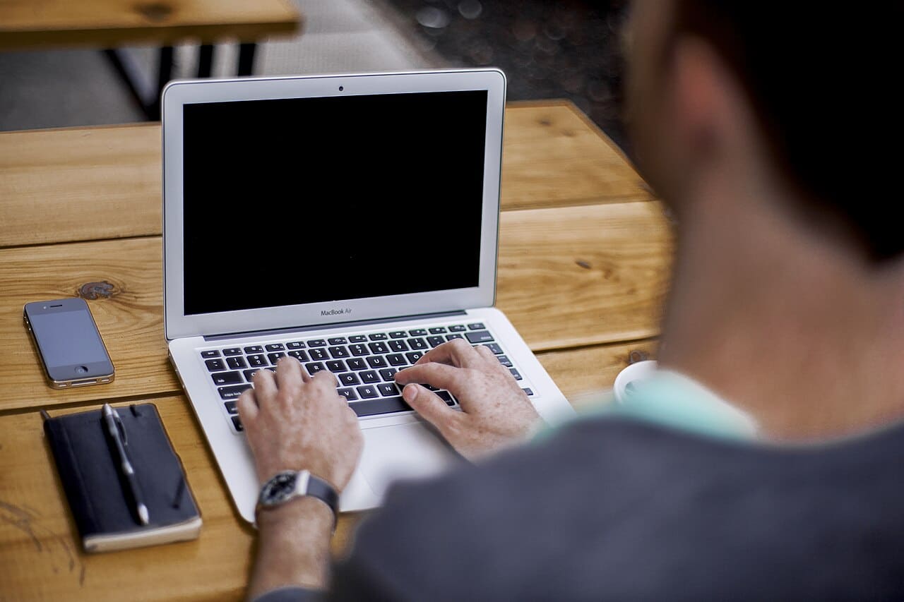 Utilisateur sur un ordinateur portable lent, dépannage informatique à Nice et dans le 06
